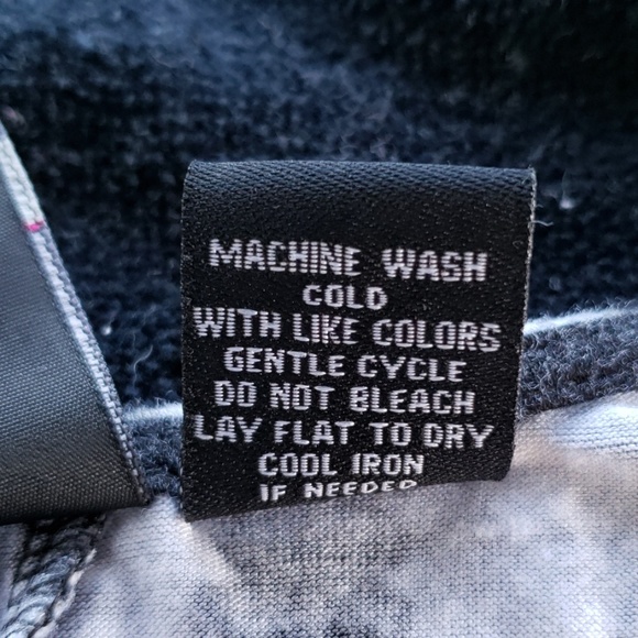 Sleeveless top, symetrically hangs at your side - Picture 3 of 5